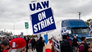 Miles de trabajadores se han unido a la huelga contra las tres principales automotrices en EEUU.