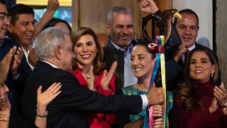 El presidente Andrés Manuel López Obrador en una imagen de archivo cuando hizo entrega a Claudia Sheinbaum el "bastón de mando" del partido Morena.