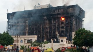 Los bomberos intentan extinguir un incendio en una sede de la policía en Ismailia el 2 de octubre de 2023.