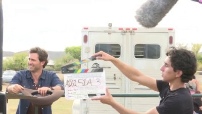 Estudiantes se sumergen en producción navideña gracias a su profesor de NMSU