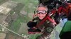 En imágenes: gobernador de Texas salta por primera vez en paracaídas