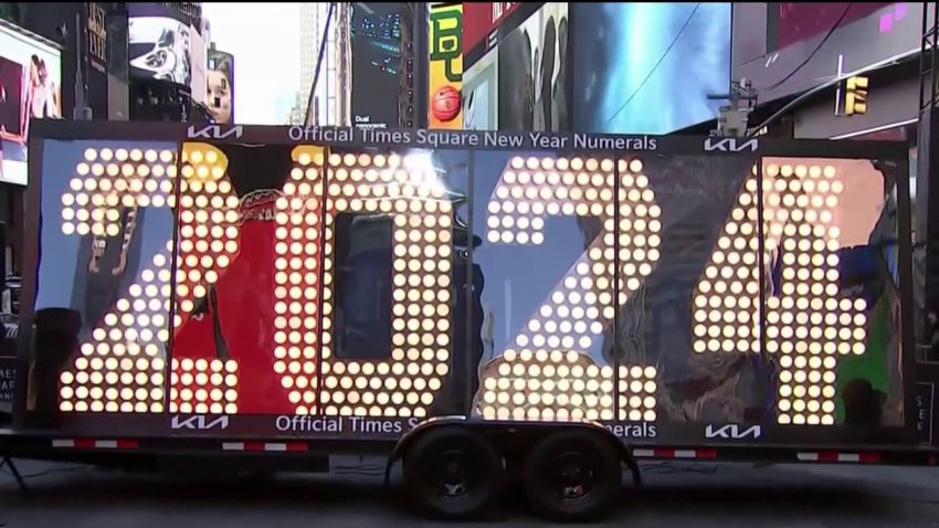 Los enormes números de 2024 llegaron a Times Square para la celebración