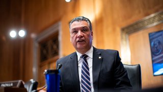 El senador demócrata Alex Padilla habla en una audiencia en el Congreso, Washington.