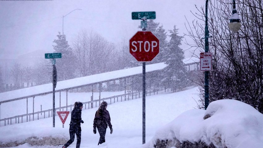 Ciudad de Alaska establece récord por la llegada anticipada de 100 pulgadas de nieve