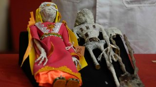 Dos muñecos interceptados por las autoridades fueron expuestos en el Museo de Arqueología en Lima para desmentir que se trate de supuestos restos alienígenas.