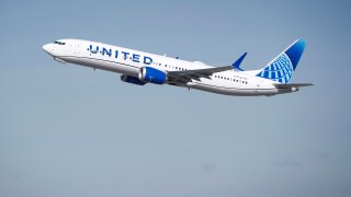 United Airlines halla tornillos sueltos en aviones Boeing 737 Max 9 tras incidente aéreo