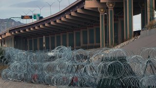 El cerco de púas de Texas con México persiste pese al fallo judicial y migrantes heridos