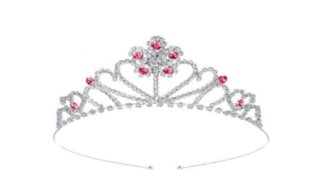 La Comisión de Seguridad de Productos para el Consumidor de Estados Unidos emitió un retiro del mercado de las tiaras plateadas con diamantes de imitación para niños Yaomiao.