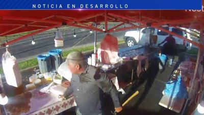 En video: con martillo en mano, hombre amenaza a personas en un puesto de tacos