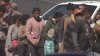Cientos de migrantes burlan alambre de púas para entregarse a la Patrulla Fronteriza en El Paso