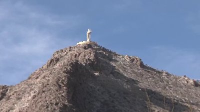 Miles de feligreses llegan a la cima de Mt. Cristo Rey