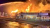 Una veintena de bomberos apagan fuerte incendio de edificio comercial en Las Cruces