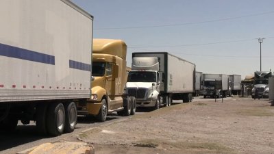 Caos por largas filas de transporte de carga en la frontera