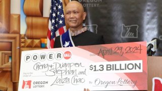 Cheng “Charlie” Saephan reclamó el histórico premio del Powerball de $1,300 millones en Portland, Oregon.