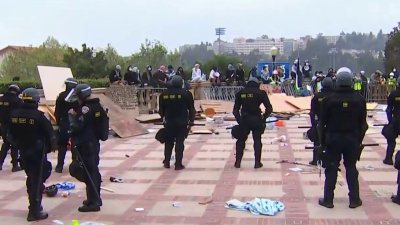 Más de 130 manifestantes arrestados en UCLA tras ejecución de orden de desalojo