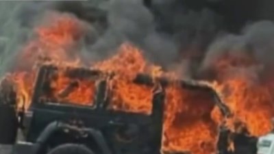 Mujer salva su vida al saltar de su auto en llamas