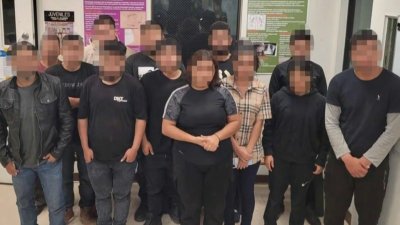 Encuentran a 14 migrantes dentro de un tractocamión en Las Cruces