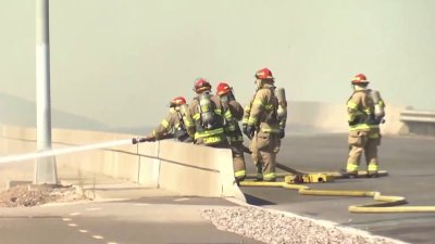 Gran incendio de segunda alarma arrasa con planta recicladora en El Paso