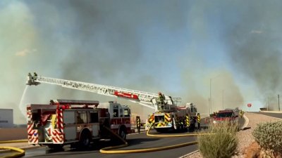 Logran controlar incendio en planta recicladora de El Paso; buscan puntos de fuego activos