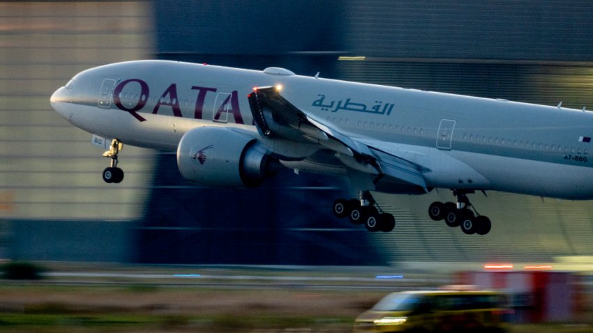 ARCHIVO – Un avión de Qatar Airways aterriza en el aeropuerto de Fráncfort, Alemania, el 25 de septiembre de 2023. (AP Foto/Michael Probst, Archivo)