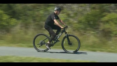 En video: el presidente Biden salió a andar en bicicleta
