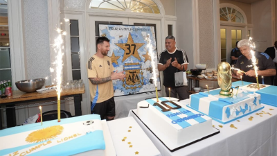 Con pasteles gigantes, así celebró Messi su cumpleaños 37