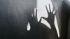 “Pensó que había muerto”: arrestan a madre acusada de estrangular a su hija