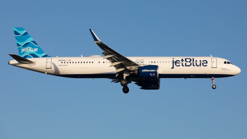 Un Airbus A321 de Jet Blue aterriza en el aeropuerto londinense de Heathrow, en Hounslow, Reino Unido, el miércoles 14 de diciembre de 2022. (Fotografía de Robert Smith/MI News/NurPhoto vía Getty Images)