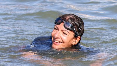 Alcaldesa de París cumple promesa y se da chapuzón en el río Sena