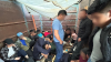 Localizan a más de 60 personas migrantes hacinadas en un tráiler en Samalayuca