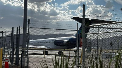 Avión con posibles migrantes aterriza de emergencia