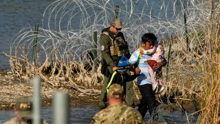 Agentes detienen a migrantes en la frontera entre Texas y México, en Eagle Pass, Texas, el 3 de enero de 2024.