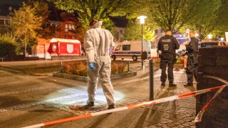 Policías y personal forense en el lugar donde ocurrió el ataque del viernes, en el centro de Solingen, Alemania.