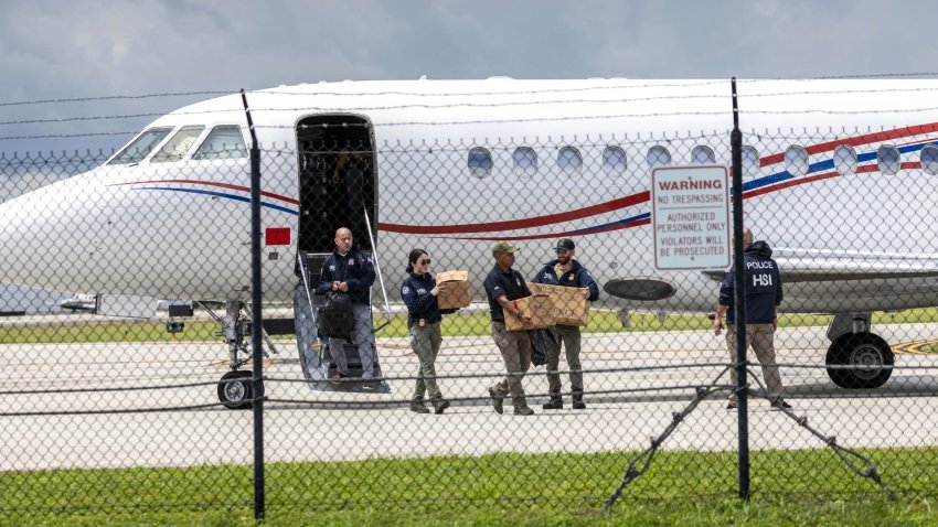 Fort Lauderdale (United States), 02/09/2024.- Officers extract boxes labeled as evidence from an airplane that, according to the authorities, belongs to Venezuelan President Nicolas Maduro at the Fort Lauderdale Executive Airport in Fort Lauderdale, Florida, USA, 02 September 2024. The US authorities seize a $13M jet linked to Venezuelan President Nicolas Maduro, landing it in Florida, USA. The Dassault Falcon 900, equivalent to Venezuela’s Air Force One, was confiscated for sanction violations. EFE/EPA/CRISTOBAL HERRERA-ULASHKEVICH