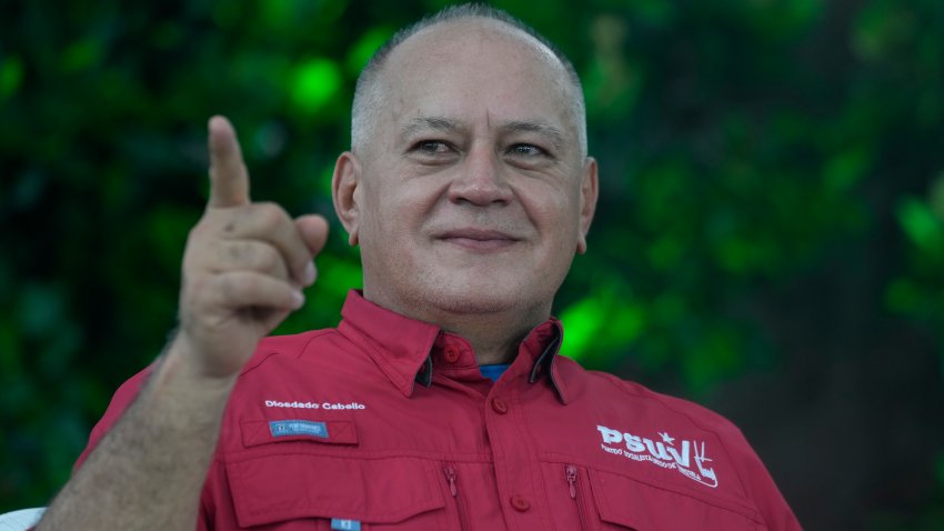 El ministro del Interior de Venezuela, Diosdado Cabello, hace un gesto durante un acto por el 16º aniversario de la Juventud Socialista Unida de Venezuela en Caracas, Venezuela, el jueves 12 de septiembre de 2024. (Foto AP/Ariana Cubillos)