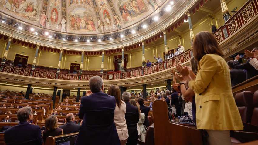 El hemiciclo aplaude al exalcalde de Caracas Antonio Ledezma (arriba), que ha asistido este miércoles a la sesión de control al gobierno celebrada en el Congreso. El Congreso español ha reconocido este miércoles a Edmundo González como legítimo presidente de Venezuela con la aprobación de una propuesta del Partido Popular (derecha) apoyada por aliados del Gobierno socialista, que se quedará en minoría. EFE/Javier Lizón