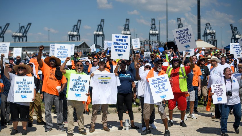 Trabajadores portuarios se reúnen en la terminal de contenedores de Bayport en Seabrook, Texas, el 1 de octubre de 2024. A pesar de las conversaciones de última hora, el 30 de septiembre los funcionarios de 14 puertos de las costas este y del Golfo de EEUU se preparaban a última hora para una probable huelga laboral que podría lastrar la economía estadounidense en vísperas de las elecciones presidenciales. (Foto de Mark Felix / AFP) (Foto de MARK FELIX/AFP vía Getty Images)