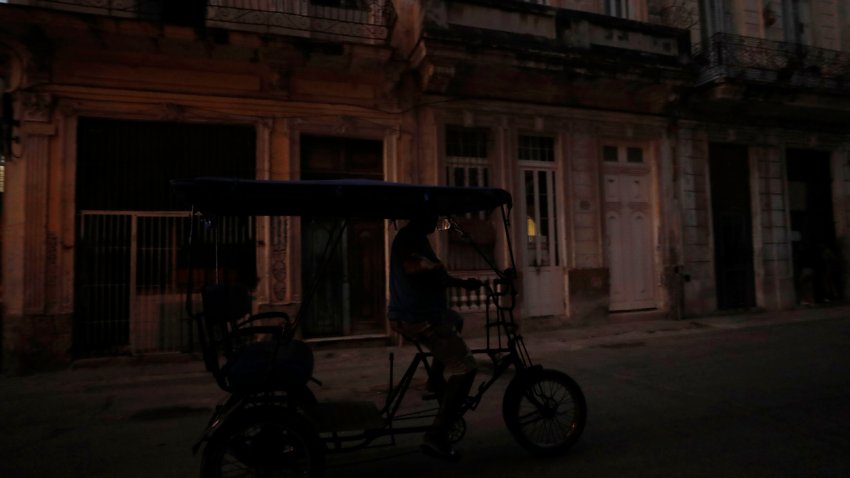 Fotografía de archivo en la que un bicitaxi transita por una calle en La Habana (Cuba). EFE/Yander Zamora