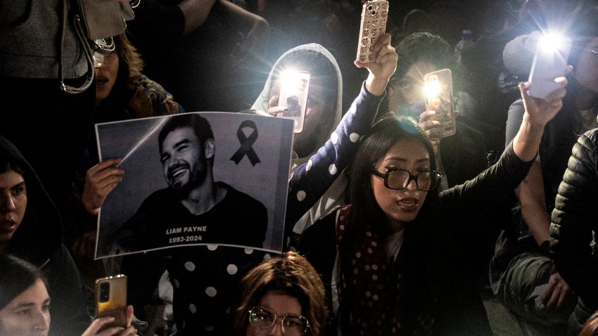 aFans light cellphones as they pay tribute to the late British singer Liam Payne at the Revolucion monument in Mexico City on October 17, 2024. Tributes poured for British singer Liam Payne, a former member of the best-selling boy band One Direction, after he plunged to his death from the balcony of a Buenos Aires hotel on October 16. (Photo by Yuri CORTEZ / AFP) (Photo by YURI CORTEZ/AFP via Getty Images)