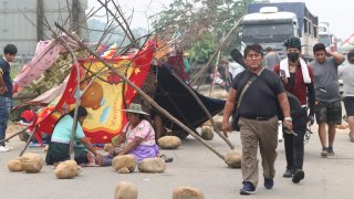 Las organizaciones oficialistas "evistas" o leales a Morales bloquean en dos lugares de la vía que va desde la región central de Cochabamba hacia la oriental Santa Cruz.