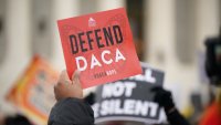 Activistas por los derechos de los inmigrantes participan en una manifestación frente a la Corte Suprema de los Estados Unidos en Washington, DC, el 12 de noviembre de 2019. – La Corte Suprema de los Estados Unidos escucha argumentos el 12 de noviembre de 2019 sobre el destino de los “Dreamers”, un estimado de 700,000 personas traídas al país ilegalmente cuando eran niños, pero a quienes se les permitió quedarse y trabajar bajo un programa creado por el ex presidente Barack Obama.Conocido como Acción Diferida para los Llegados en la Infancia o DACA, el programa fue atacado por el presidente Donald Trump, quien quiere que se termine, y expiró el año pasado después de que el Congreso no pudo llegar a un reemplazo. (Foto de MANDEL NGAN / AFP) (Foto de MANDEL NGAN/AFP vía Getty Images)