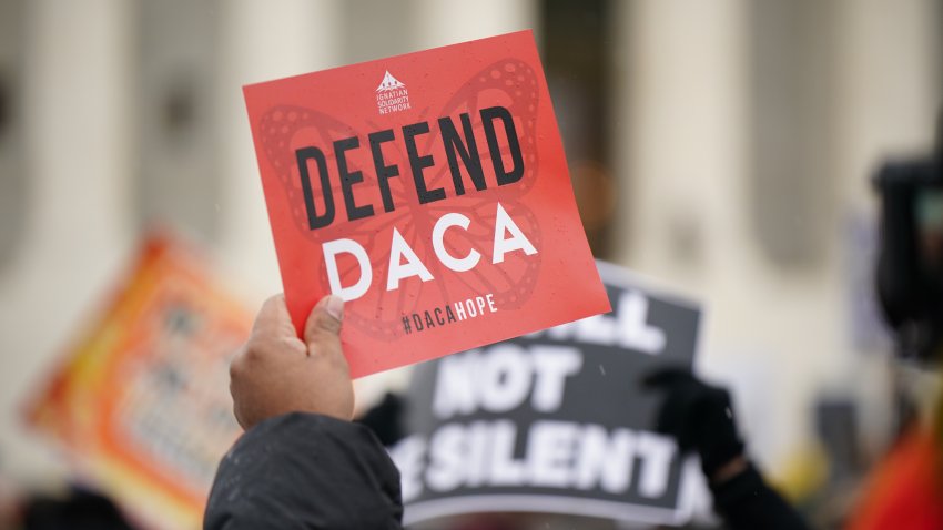 Activistas por los derechos de los inmigrantes participan en una manifestación frente a la Corte Suprema de los Estados Unidos en Washington, DC, el 12 de noviembre de 2019. – La Corte Suprema de los Estados Unidos escucha argumentos el 12 de noviembre de 2019 sobre el destino de los “Dreamers”, un estimado de 700,000 personas traídas al país ilegalmente cuando eran niños, pero a quienes se les permitió quedarse y trabajar bajo un programa creado por el ex presidente Barack Obama.Conocido como Acción Diferida para los Llegados en la Infancia o DACA, el programa fue atacado por el presidente Donald Trump, quien quiere que se termine, y expiró el año pasado después de que el Congreso no pudo llegar a un reemplazo. (Foto de MANDEL NGAN / AFP) (Foto de MANDEL NGAN/AFP vía Getty Images)