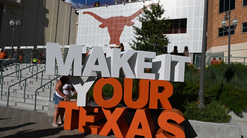 AUSTIN, TX - 17 DE SEPTIEMBRE: La fachada de la puerta 1 del lado oeste del estadio Texas Longhorn se muestra antes del partido entre los UTSA Roadrunners y los Texas Longhorns el 17 de septiembre de 2022, en el Darrell K Royal-Texas Memorial Stadium en Austin, Texas. (Foto de John Rivera/Icon Sportswire vía Getty Images)