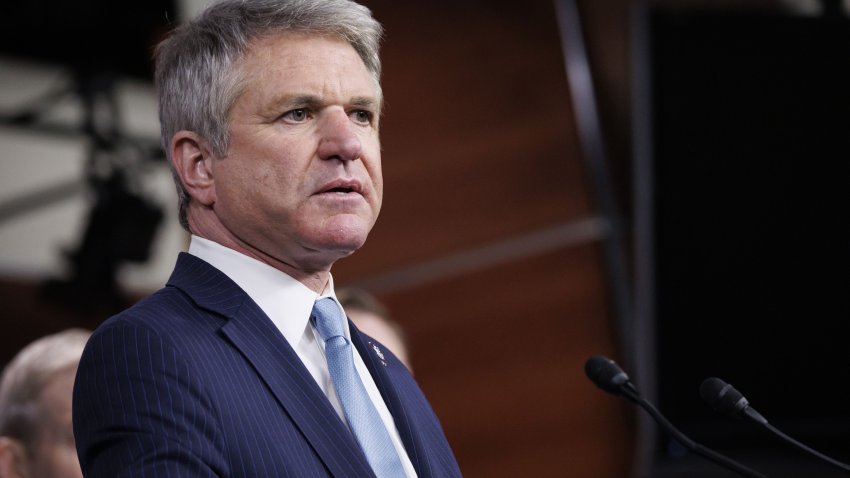 El representante Michael McCaul, republicano de Texas, habla durante una rueda de prensa en el Capitolio de EEUU en Washington, DC, EEUU, el jueves 27 de abril de 2023. Los republicanos presentaron esta semana otro proyecto de ley fronteriza que está provocando la indignación de los demócratas, que dicen que socava el papel del gobierno en la frontera y obstaculiza a los grupos humanitarios. Fotógrafo: Ting Shen/Bloomberg vía Getty Images