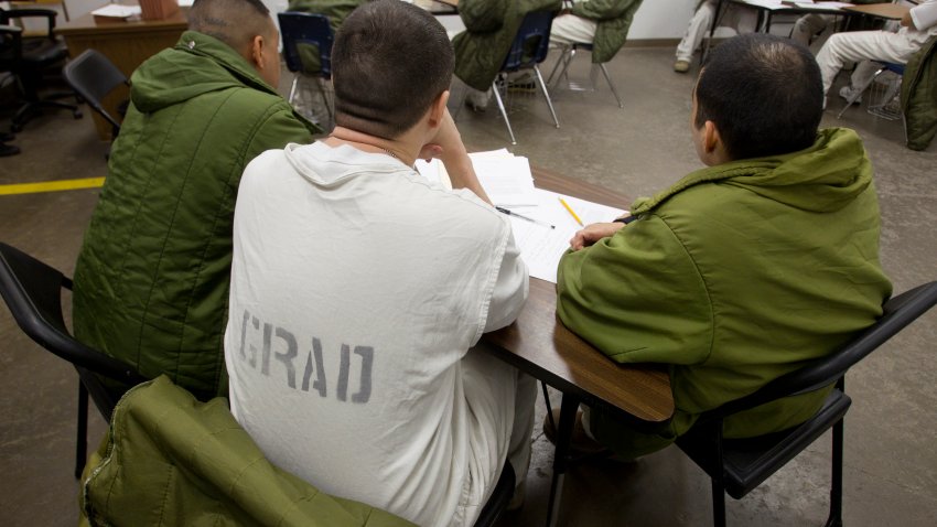 Foto de archivo. Los reclusos que participan en el programa de Renuncia y Desvinculación de Pandillas se sientan en un aula de la Unidad Ellis I el miércoles 5 de marzo de 2014, en Huntsville, Texas. (Foto de Brett Coomer/Houston Chronicle vía Getty Images)