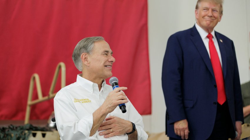 EDINBURG, TEXAS - 19 DE NOVIEMBRE: El gobernador de Texas, Greg Abbott, da declaraciones con el ex presidente Donald Trump en el aeropuerto internacional del sur de Texas el 19 de noviembre de 2023 en Edinburg, Texas. Trump y Abbott sirvieron comidas a la Guardia Nacional de Texas y Texas DPS Troopers que están estacionados en la frontera entre EEUU y México durante las vacaciones de Acción de Gracias. (Foto de Michael Gonzalez/Getty Images