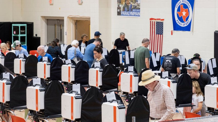 Votantes depositan su papeleta durante la votación anticipada en un colegio electoral en el Metropolitan MultiService Center and Gymnasium en Houston, Texas, EEUU, el viernes 25 de octubre de 2024. Texas solicitó el martes a un tribunal federal que ordene al Departamento de Seguridad Nacional y a los Servicios de Ciudadanía e Inmigración de Estados Unidos que entreguen el estatus migratorio de 450,000 posibles votantes en el estado. Fotógrafo: F. Carter Smith/Bloomberg vía Getty Images