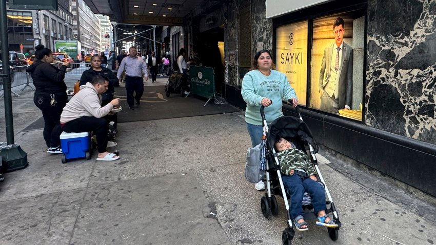 Maribel Hidalgo, una inmigrante venezolana de 23 años, empuja un cochecito que lleva a su hijo, Daniel, de 2 años, afuera del refugio de inmigración del Hotel Roosevelt en Nueva York el miércoles 6 de noviembre de 2024. (AP Foto/Cedar Attanasio)