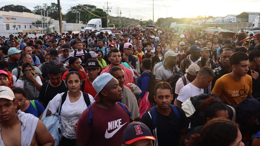 Una caravana migrante parte del sur de México con la meta de llegar a EEUU antes de Trump