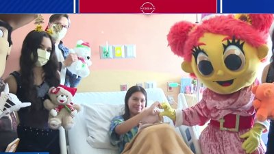 Entregan ositos de peluche a pacientes del hospital infantil